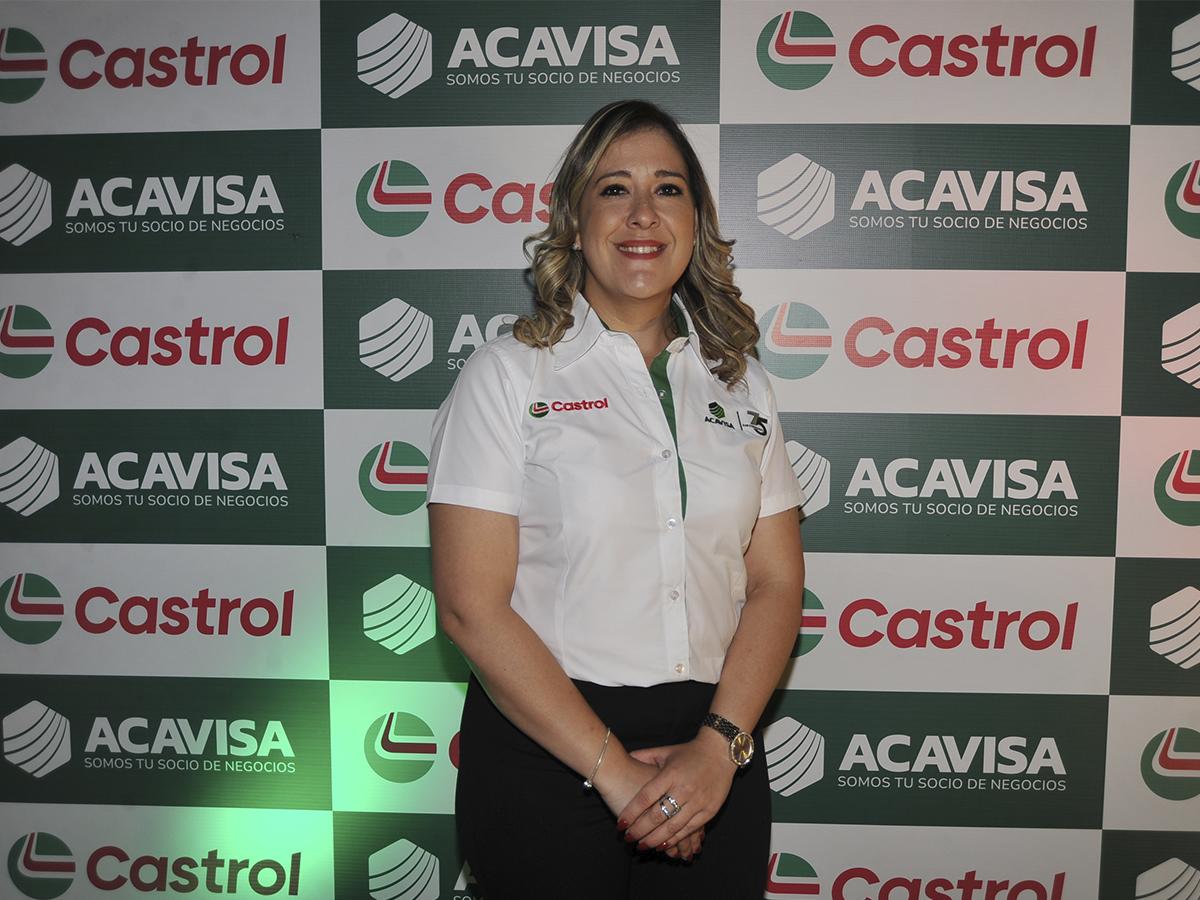 Martha Ruiz, Gerente Regional de Marketing de Acavisa, durante el evento de lanzamiento. Su liderazgo y dedicación son fundamentales para el éxito de la renovada imagen de Acavisa y Castrol en Honduras