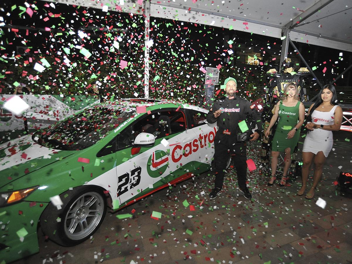 <i>Juan Felipe Raibstein, piloto del equipo Castrol 2024, presenta emocionado la nueva imagen de la marca mientras exhibe su automóvil de carreras. Un momento emblemático que refleja la pasión y el compromiso de Castrol con el mundo del automovilismo.</i>