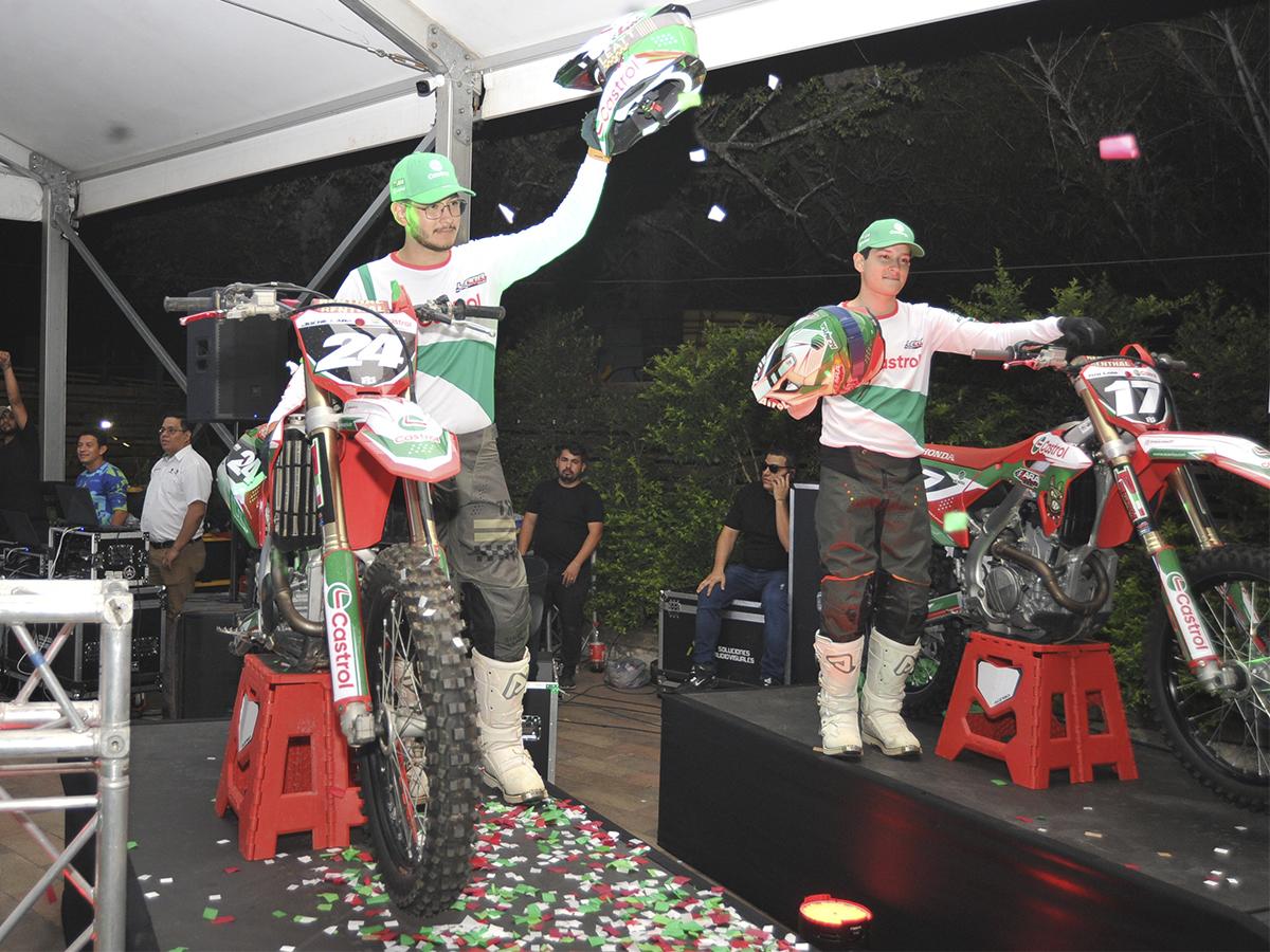 <i>Joshe Lara y Tito Lara, destacados pilotos del equipo Castrol 2024, realizan una emocionante demostración en sus motocicletas de motocross durante el evento. Su destreza y pasión por el deporte motorizado reflejan el espíritu de excelencia de Castrol.</i>