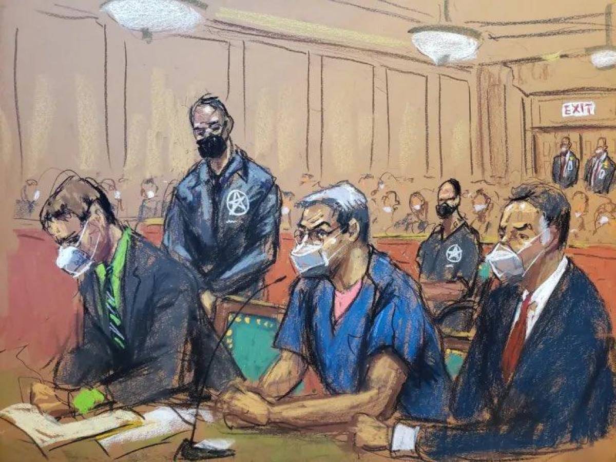 El retrato de cómo se presentó Juan Orlando Hernández junto a sus abogados y un alguacil a su espaldas. Estuvo con un traje azul y una camisa anaranjada por dentro.