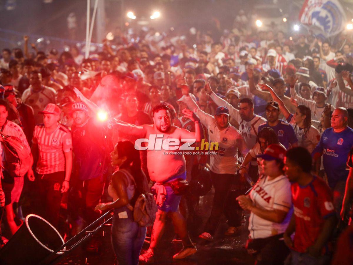 La locura de la ULTRA FIEL en su llegada al Nacional Chelato Uclés de Tegucigalpa. FOTO: Andro Rodríguez.