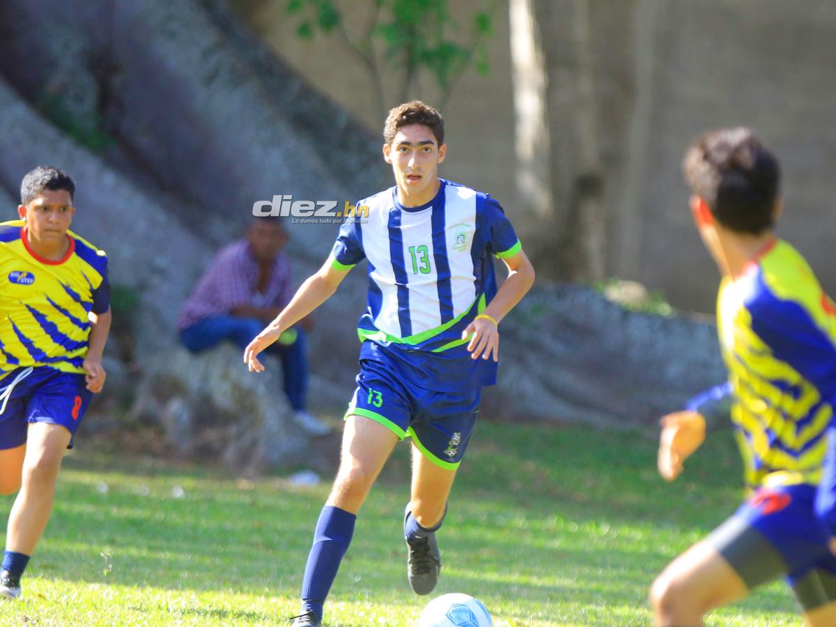 Andrés Handal, jugador del Santa María del Valle, se despachó un hattrick. FOTOS: Neptalí Romero.
