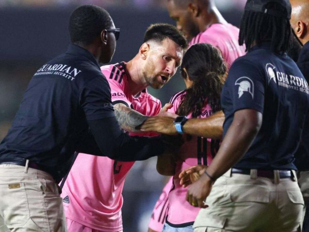 Daddy Yankee sorprendió a Messi con este dorsal en su camisa, abrazo con David Ruiz y enorme gesto Leo