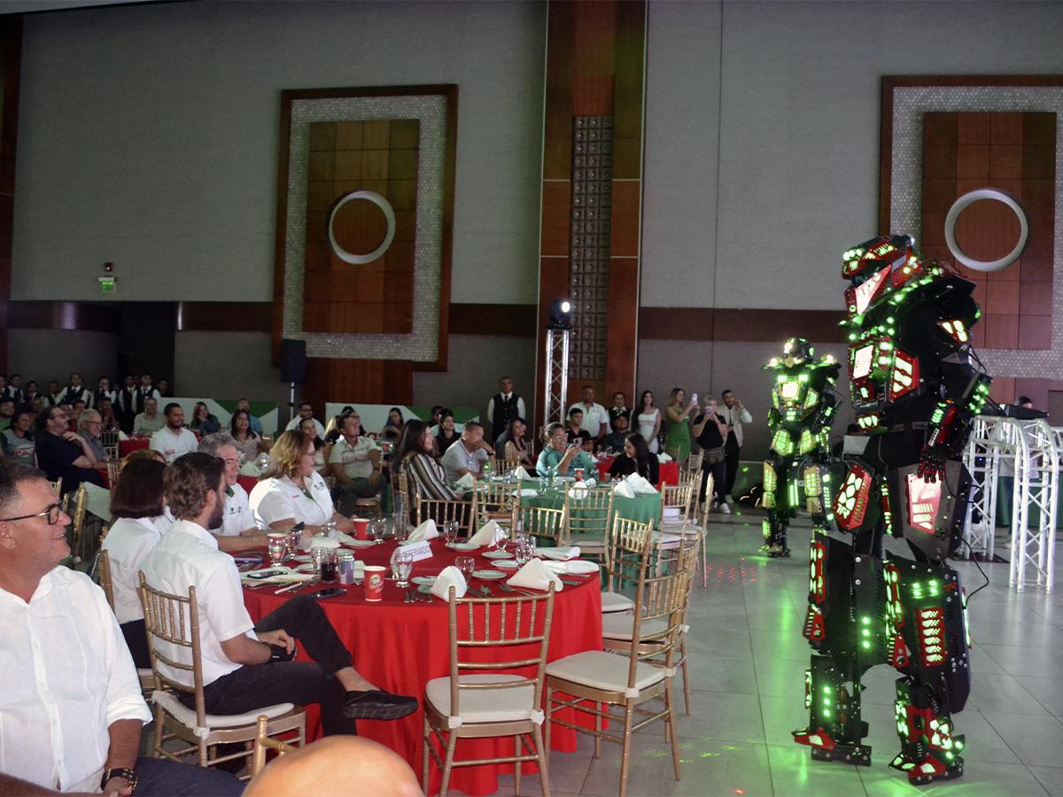 El público asistente disfrutó de un show futurista con los robots led.