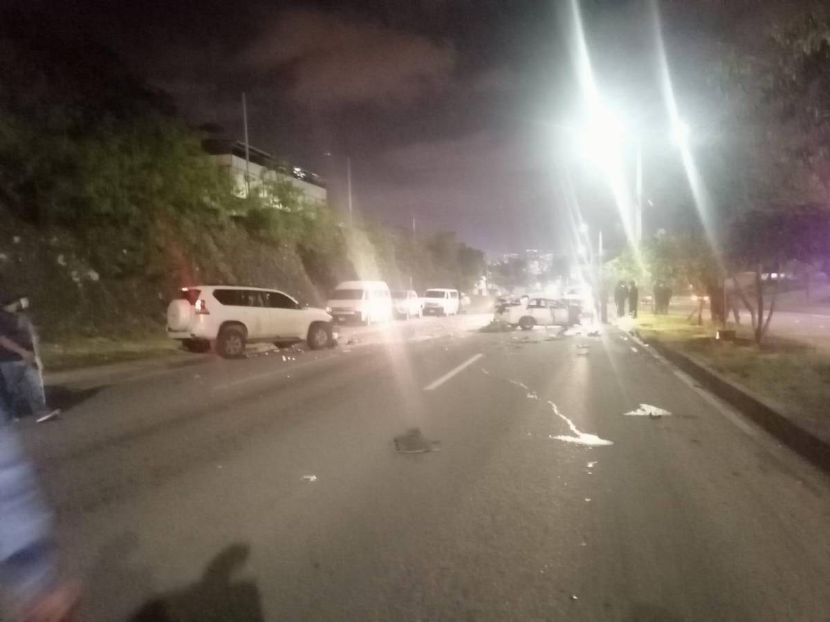 Así quedaron ambos vehículos. El accidente vial fue ayer en horas de la noche en la capital hondureña.