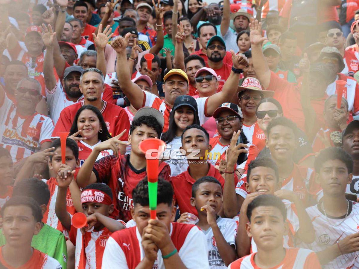 Los aficionados del CDS Vida apoyan con todo al rojo previo al choque ante Motagua. FOTO: Esaú Ocampo.