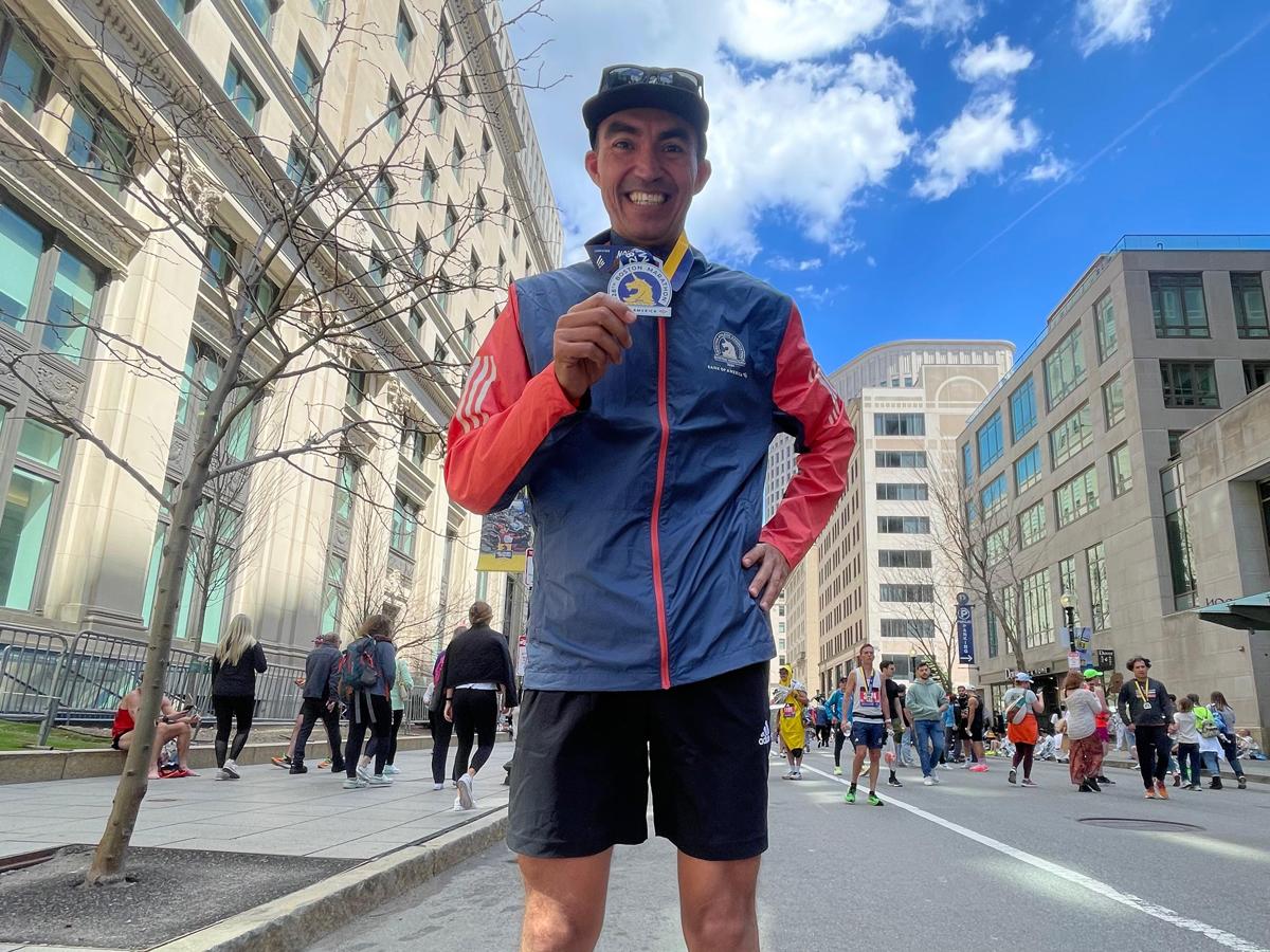 Mario Valladares corrió la maratón de Boston y se prepara para la de Chicago.