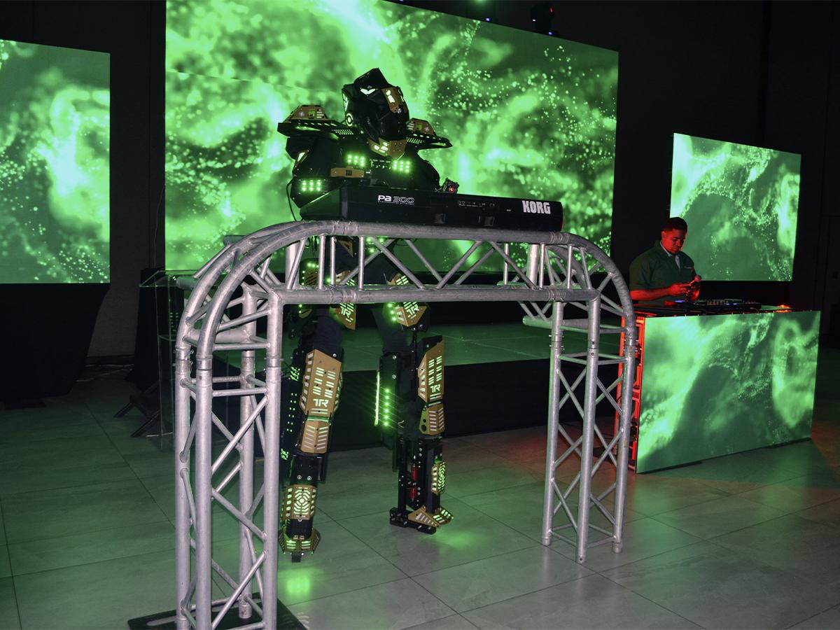 Al ritmo de música electrónica, los robots led realzaron la presentación del nuevo logo de Castrol.