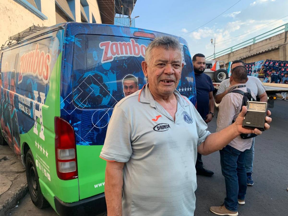 Hugo Aguilar, aficionado motagüense que viene al estadio desde 1968 y que mira los partidos del Azul con radio en mano.