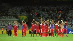Jugadores de Tahití agradecen el apoyo de los aficionados tras caer 6-1 contra Nigeria.