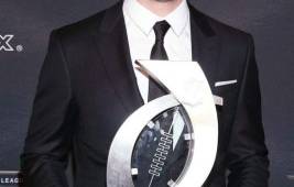 Aaron Rodgers aparece con el premio que lo nombra el jugador más valioso de la temporada. Foto Cortesía.