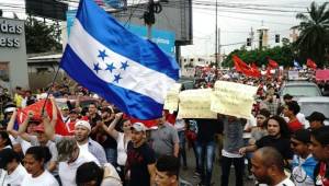 Por diferentes calles de San Pedro Sula caminó la población hondureña.