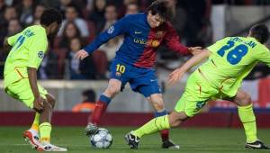 Lionel Messi enfrenta a Makoun y Toulalan en el compromiso de 2009, en Francia / Agencias