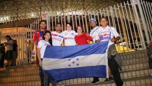 Aficionados del Olimpia en las afueras del estadio Nacional de Costa Rica. (Foto: Robert Vindas-Diez)