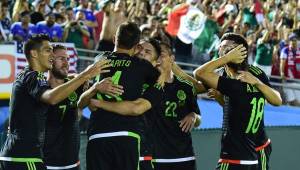 Jugadores de México al celebrar uno de sus tantos ante Estados Unidos. FOTO: AFP