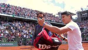 Roger Federer se molestó con la seguridad porque dejaron ingresar a este niño a la cancha.