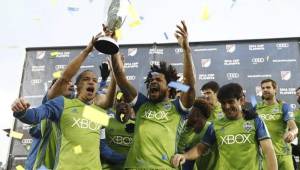 Román Torres celebró a lo grande el campeonato del Seattle Sounders en la MLS.