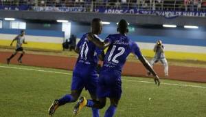 Enrico Small celebra junto a un compañero un gol conseguido durante el presente torneo.