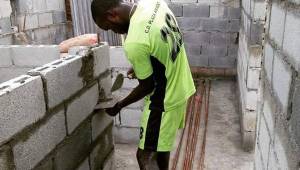 Alexander 'Makelele' González realizando labores de albañil luego de entrenar con el Plaza Amador.