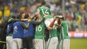 México celebró con todo el pase al mundial de Rusia 2018 tras vencer a Panamá en el estadio Azteca.