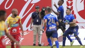 Mitchell celebró con todo el gol de la apertura en el marcador. (Foto: La Nación)