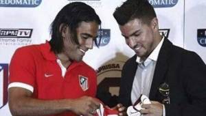 Falcao compartió con Badilla en el juego amistoso desarrollado en Costa Rica entre el Atlético de Madrid y el Saprissa.