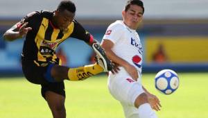 José Velásquez Colón pelea por el balón con el delantero Rodolfo Zelaya. FOTO: Cortesía La Prensa Gráfica