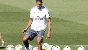 Raphael Varane se ejercitó con el grupo en la última sesión de entrenamiento previa al choque ante el Granada.