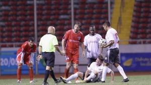 La lesión de 'Memín' Funes preocupó a todos los presentes en el partido de exhibición en Costa Rica. (Foto: La Teja)