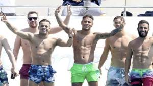 Neymar no desaprovecha el tiempo y disfruta de las playas de Francia con sus amigos. (Foto: El País).