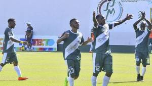 Limón FC celebra con todo la victoria ante el Deportivo Saprissa en la cuadrangular final de Costa Rica.