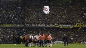 El drone que lanzaron los aficionados de Boca Juniors con el 'fantasma de la B'.