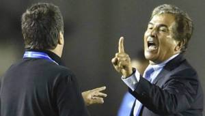 El técnico Jorge Luis Pinto discute con Hernán 'Bolillo' Gómez tras el juego entre Honduras y Panamá en la Copa Centroamericana.