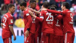 Jugadores del Bayern celebran una de sus anotaciones del encuentro en jornada 32 de la liga alemana.