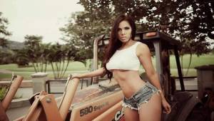 Ella es Ana Lucía Vega, periodista y modelo que ha confesado anteriormente ser fanática de Saprissa.