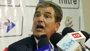 Jorge Luis Pinto llegó a la defensiva a ofrecer la conferencia de prensa.
