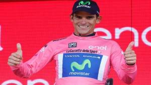 Andrey Amador vestido con la camisa rosa de líder del Giro de Italia.