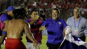 Roman Torres y Hernán Darío Gómez celebran eufóricos el pase de Panamá al mundial de Rusia 2018.