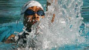 La nadadora salvadoreña Rebeca Quinteros clasificó a los Juegos Olímpicos de Rio 2016. (Foto: El Gráfico)