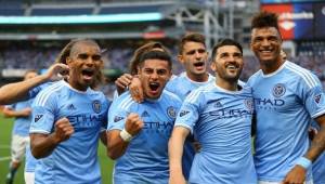 Ronald Matarrita festeja un gol junto a sus compañeros del New York City.