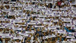 Los aficionados del Alianza de El Salvador desplegando las bufandas al momento de entonar el himno de su equipo.