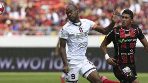 Alajuelense y Saprissa se enfrentan a partir de las 8 p.m. en el estadio Alejandro Morera Soto. (Foto: Nación)