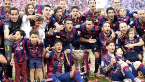 La plantilla del Barcelona recibió la Copa que lo acredita campeón de Liga y festejó con su afición en el propio Camp Nou. Foto AFP