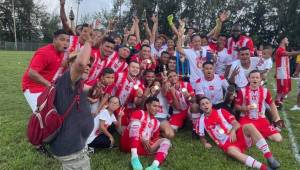 Jugadores de Vida celebran tras ganar al Social Sol en la gran final de la Liga Catracha Miami octava edición
