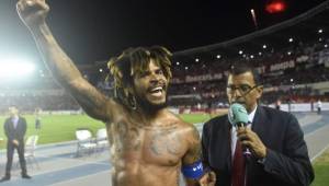 Román Torres festeja con la afición panameña el pase al mundial de Rusia 2018.