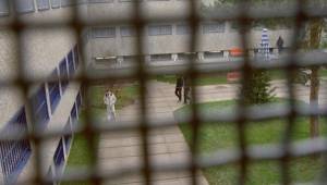 Los detenidos tienen obligación de pasearse durante una hora cada día, según contó a la agencia AFP la periodista Rebecca de Silva, del departamento de Justicia del cantón de Zúrich. No pueden utilizar su computadora y tampoco tienen acceso a internet o a su teléfono móvil. Los abogados pueden verlos durante las horas de visita. Para la familia, la autoridad que decidió la detención determina también las condiciones para poder verlos.