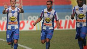 Erick Andino (izquierda) celebra junto a Leandro Casale y Franco Güity uno de los tres tantos que marcó con el Victoria ante Honduras Progreso.