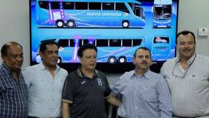 Amílcar Burgos, Rolin Peña, Alfredo Hawit, Guillermo Handal y Óscar Benítez tras cerrar el acuerdo para el autobús de la selección de Honduras. Foto Neptalí Romero