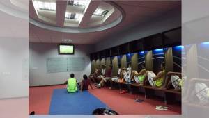 Los jugadores de Saprissa, en pleno camerino, decidieron ver el duelo México-Costa Rica. Foto Cortesía Saprissa.