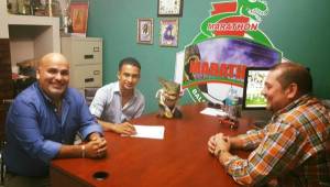 Momentos cuando Mario Berríos, capitán del Marathón, firmaba su contrato junto al presidente Orinson Amaya y el gerente, Rolando Peña. Foto Club Marathón